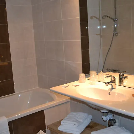 Hotel Almoria & 3*