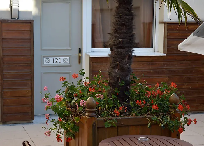 Almoria & فندق دوفييل